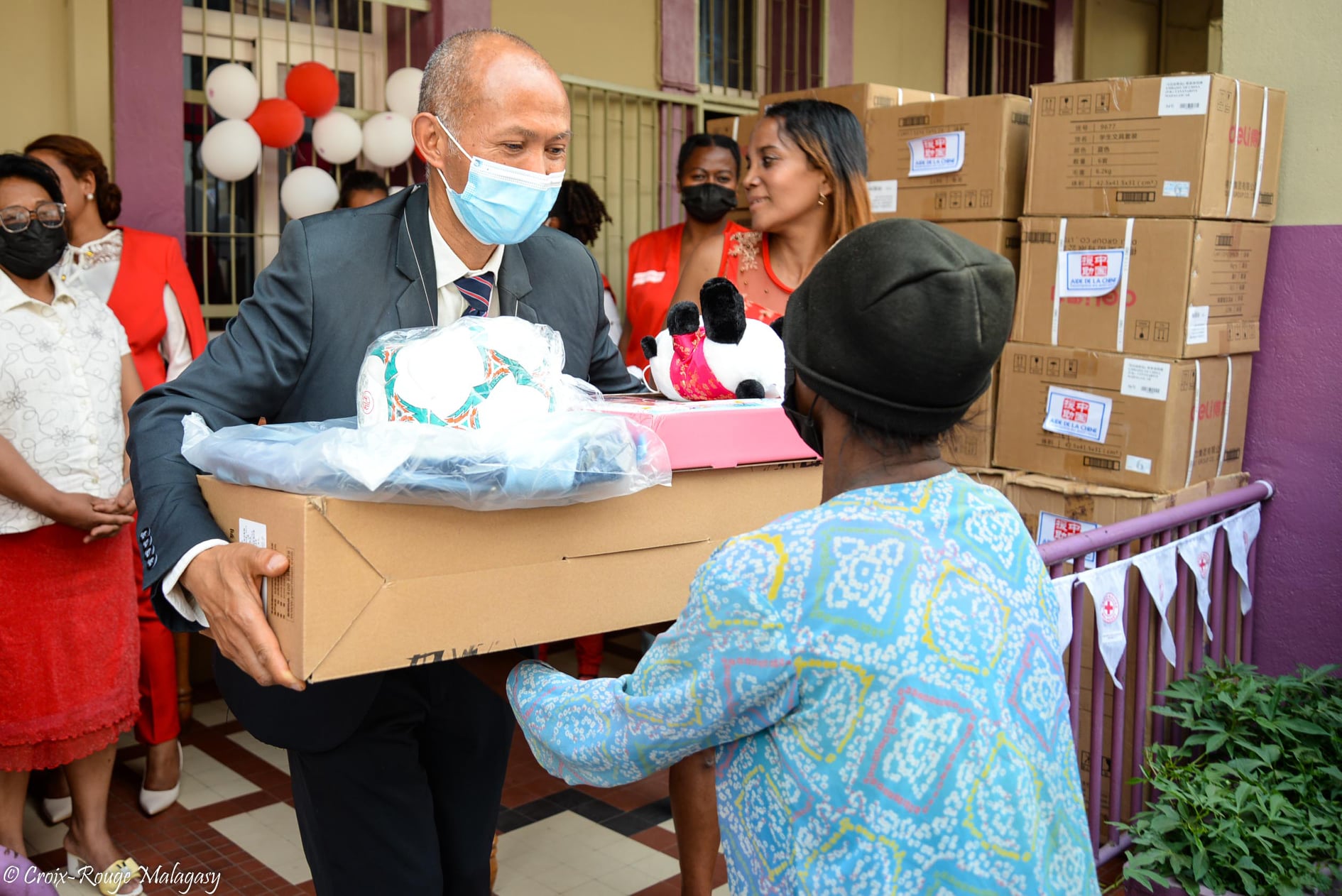 Cérémonie de remise de jouets, de fourniture scolaire pour les enfants du District 5